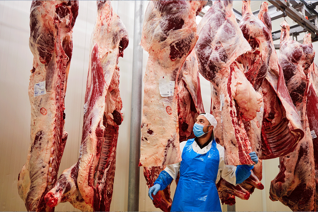 Marco Cazzamali con mezzene di Fassona di razza piemontese - Macelleria Cazzamali - Romanengo (CR)