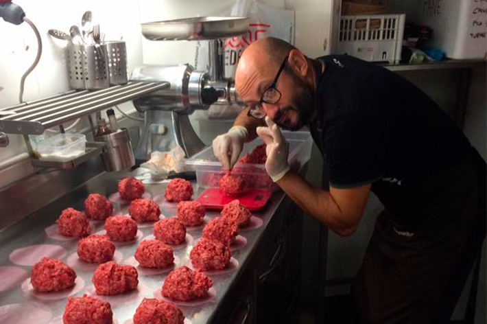 Ubaldo, Chef grigliatore di Ristorante da Nacio, con le polpette pronte per i burger di Fassona razza piemontese Cazzamali